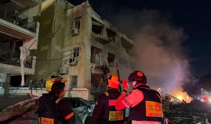 ইসরায়েলের রাজধানীতে আঘাত হেনেছে ইরানের ক্ষেপণাস্ত্র, আহত অনেক