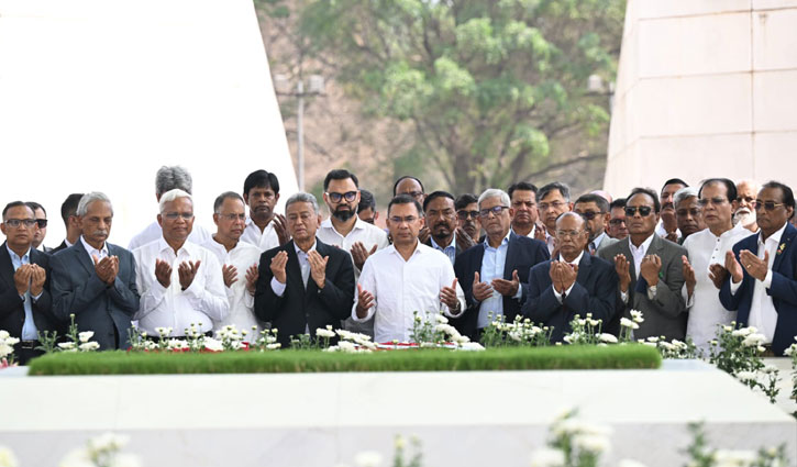 জিয়াউর রহমান ও খালেদা জিয়ার সমাধিতে প্রধানমন্ত্রীর শ্রদ্ধা 