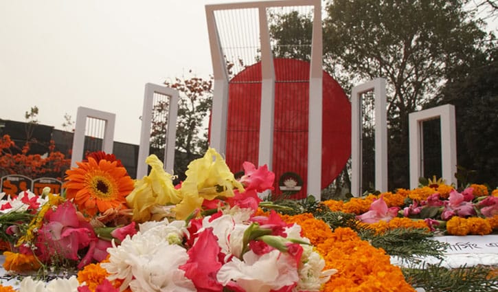 ফুলেল শ্রদ্ধায় ভাষা শহীদদের স্মরণ করছে জাতি