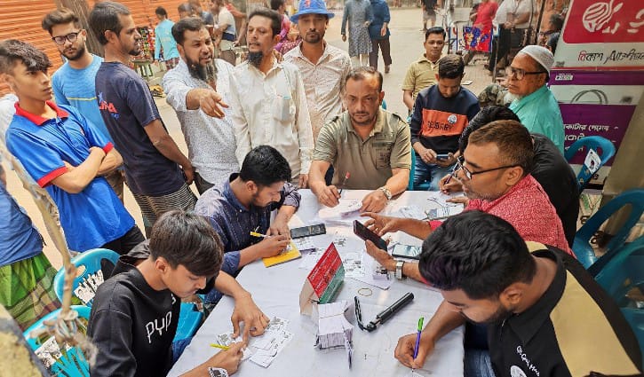 তথ্যকেন্দ্রে ভোটারদের ভিড়, সহায়তা দিচ্ছেন প্রার্থীদের কর্মীরা