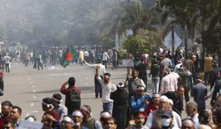 ‘যমুনা’র সামনে থেকে আন্দোলনকারীদের সরিয়ে দিল পুলিশ