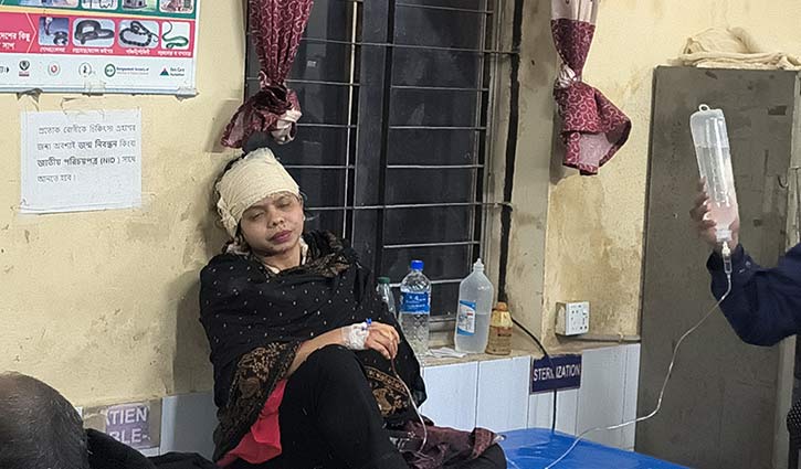 স্বামীর সন্দেহ, রামদার কোপে স্ত্রী ও বান্ধবী আহত  