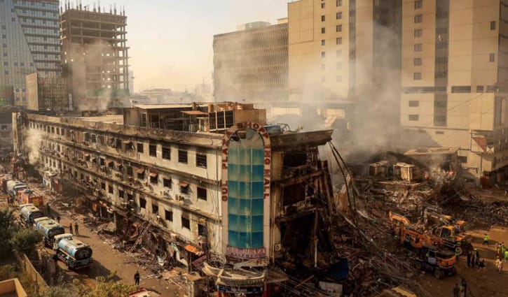 করাচিতে শপিংমলে অগ্নিকাণ্ডে নিহতের সংখ্যা বেড়ে ২৮