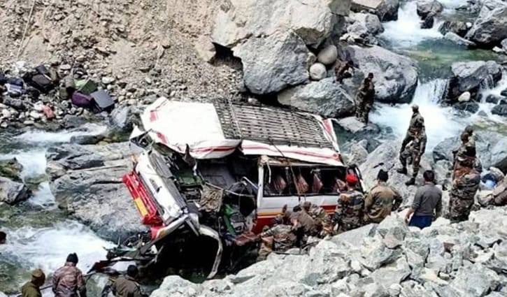জম্মু ও কাশ্মীরে খাদে গাড়ি পড়ে নিহত ১০ সেনা