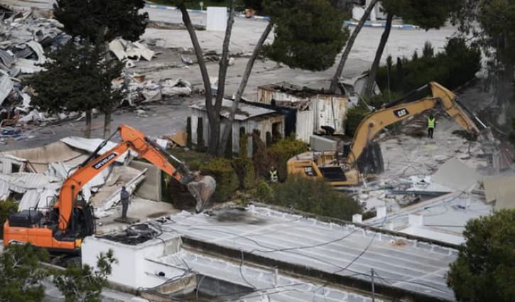 জাতিসংঘের সংস্থার দপ্তর বুলডোজার দিয়ে গুঁড়িয়ে দিল ইসরায়েল