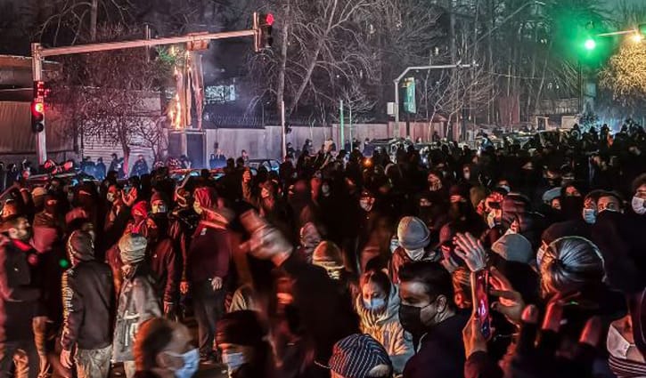 আন্দোলনকারী নেতাদের গ্রেপ্তার করেছে ইরান