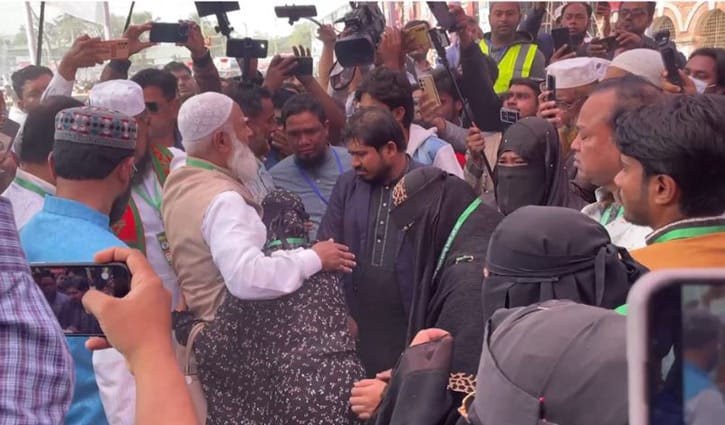 জামায়াতের আমিরকে শহীদ জননীর জড়িয়ে ধরা নিয়ে যা বললেন শিবির নেতা