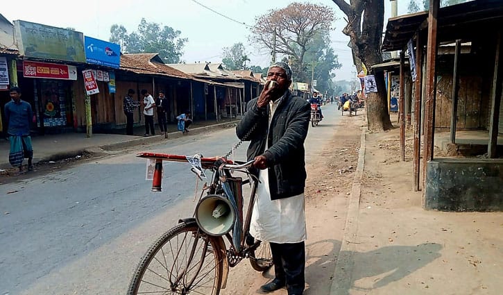 প্রার্থী তিনি, কর্মীও তিনি: আজিজারের ভরসা সাইকেল ও হ্যান্ড মাইক