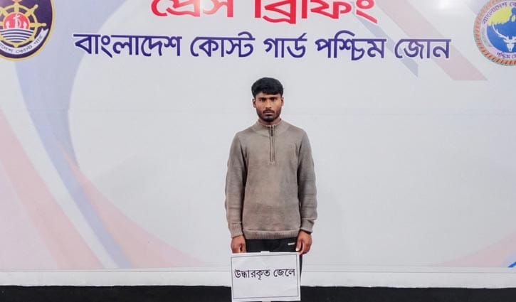 ভারতীয় জলসীমা থেকে উদ্ধার জেলেকে পরিবারের কাছে হস্তান্তর