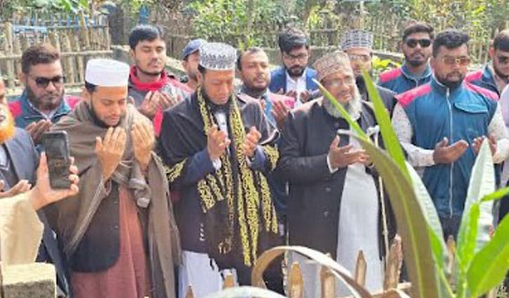 জুলাই শহীদদের কবর জিয়ারত করে আমির হামজার নির্বাচনি প্রচার শুরু 