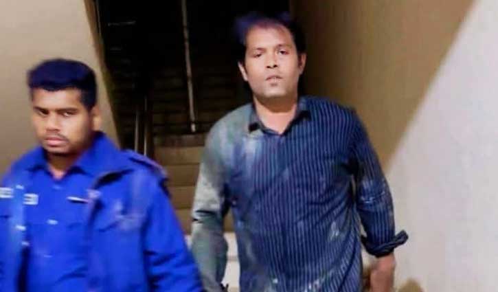 পালাতে গিয়ে মাছের ঘেরে লাফ, কাদায় আটকে ধরা