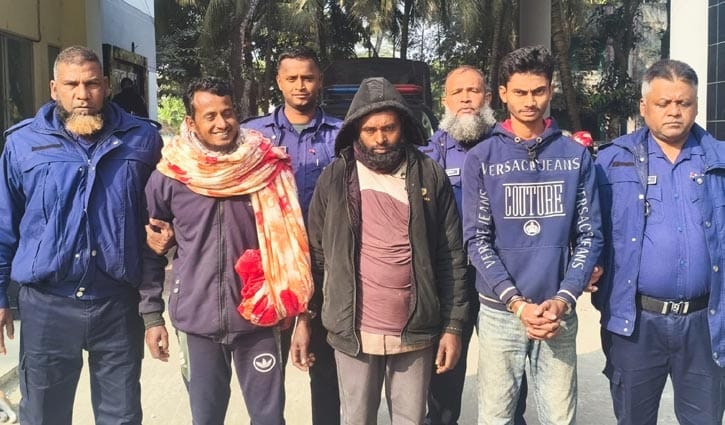 ভয় দেখিয়ে জমির মাটি কাটার অভিযোগ, এস্কেভেটরসহ আটক ৩