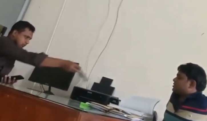এলজিইডির কর্মকর্তার ঘুষ নেওয়ার ভিডিও ভাইরাল