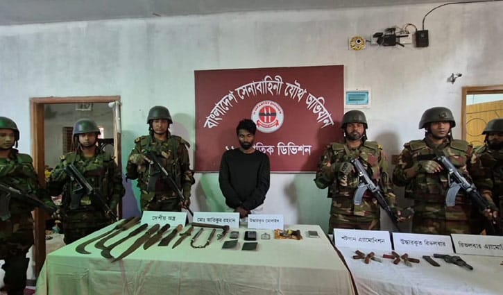 বগুড়ায় বিদেশি রিভলবার ও গুলিসহ শীর্ষ সন্ত্রাসী আতিক গ্রেপ্তার