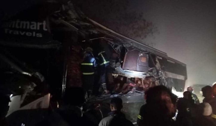 মীরসরাইয়ে দাঁড়িয়ে থাকা ট্রাকে বাসের ধাক্কা, নিহত ৩