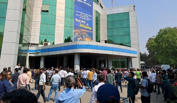 চট্টগ্রাম বন্দর ভবনের সামনে বিক্ষোভের মুখে নৌ উপদেষ্টা