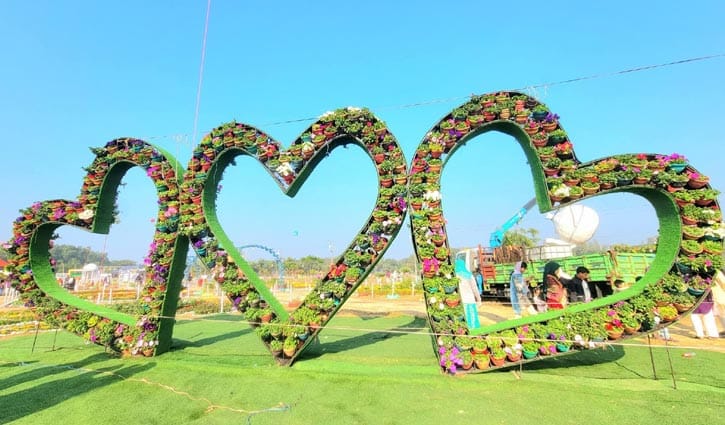 চট্টগ্রামের ডিসি পার্কে ১৪০ প্রজাতির ফুলের মেলা