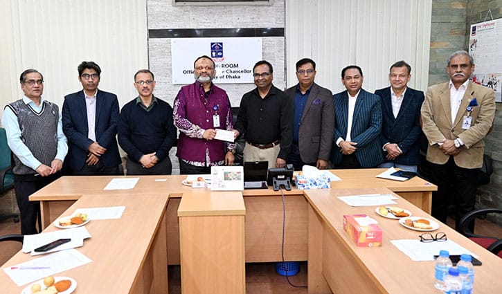 ঢাবিতে স্মারক ট্রাস্ট ফান্ডে ৬ লাখ টাকার অনুদান