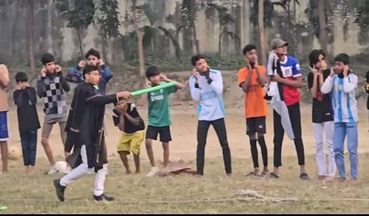 ঢাবির মাঠে খেলতে আসায় কান ধরে ওঠবস, বিতর্কে ডাকসু নেতা