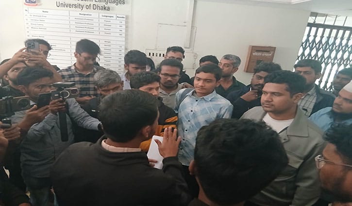 ঢাবিতে সাইদুর রহমানকে পুনর্বহালের দাবিতে পরিচালককে অবরুদ্ধ