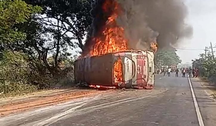 দাউদকান্দিতে তিন যানের সংঘর্ষ, দগ্ধ হয়ে নিহত ৪