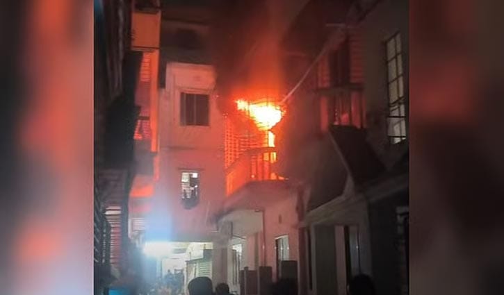 সাভারে বাড়িতে আগুন, জাবি শিক্ষার্থীসহ দগ্ধ ৪