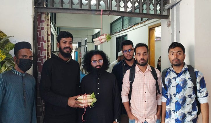 আশ্বাসে ক্লান্ত শিক্ষার্থীরা, গোবিপ্রবিতে ‘মুলা’ ঝুলিয়ে প্রতিবাদ