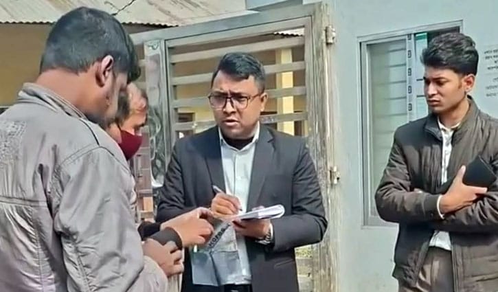 প্রকাশ্যে ধূমপান করায় হিলিতে জরিমানা