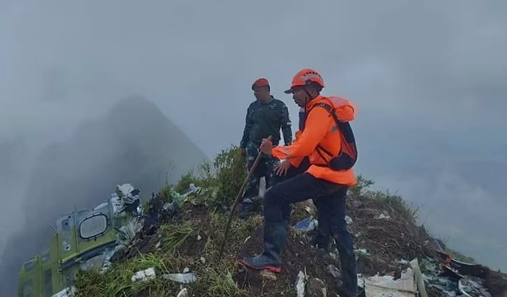 ইন্দোনেশিয়ায় নিখোঁজ বিমানের ধ্বংসাবশেষ উদ্ধার, আরোহীদের সন্ধান চলছে