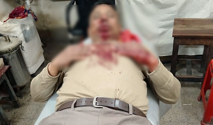 দাওয়াত না পেয়ে অবসরপ্রাপ্ত সেনা সদস্যকে কুপিয়ে জখম