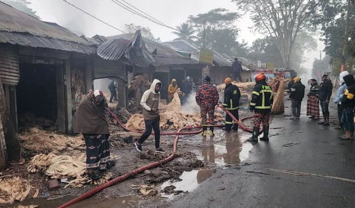 গুদামে ভয়াবহ আগুন, পুড়ল প্রায় ১৮০০ মণ পাট