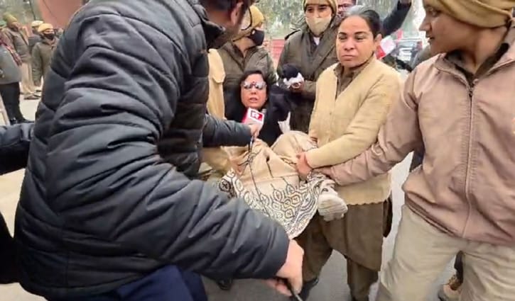 মহুয়া-শতাব্দীসহ তৃণমূল এমপিদের চ্যাঙদোলা করে তুলে নিল দিল্লি পুলিশ