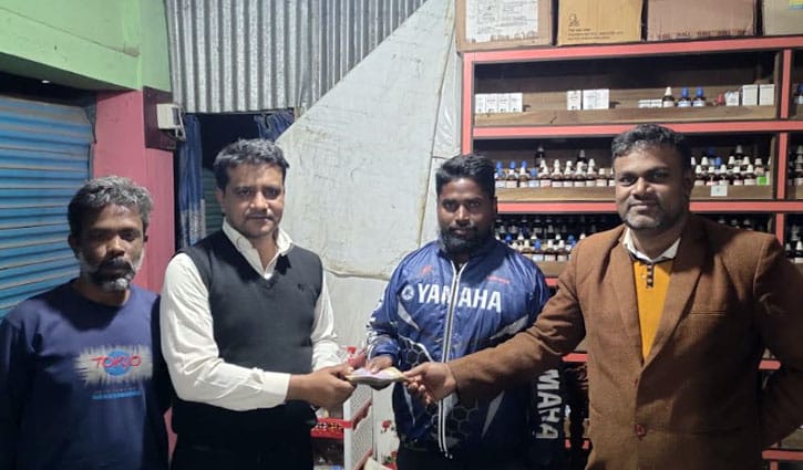 ফেসবুকে পোস্ট দিয়ে রাস্তায় কুড়িয়ে পাওয়া টাকা ফেরত