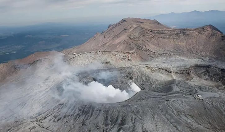 জাপানে আগ্নেয়গিরির কাছে পর্যটকবাহী হেলিকপ্টার নিখোঁজ
