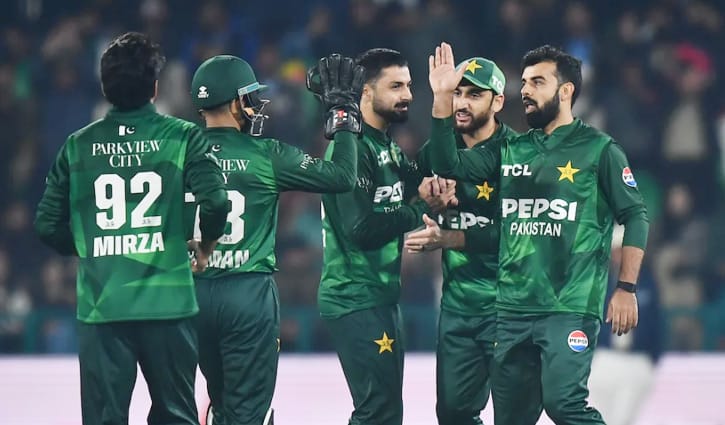 সাইমের অলরাউন্ড নৈপুণ্যে অস্ট্রেলিয়াকে হারাল পাকিস্তান