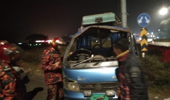 এক্সপ্রেসওয়েতে বাসের পেছনে পিকআপের ধাক্কা, আহত ১০