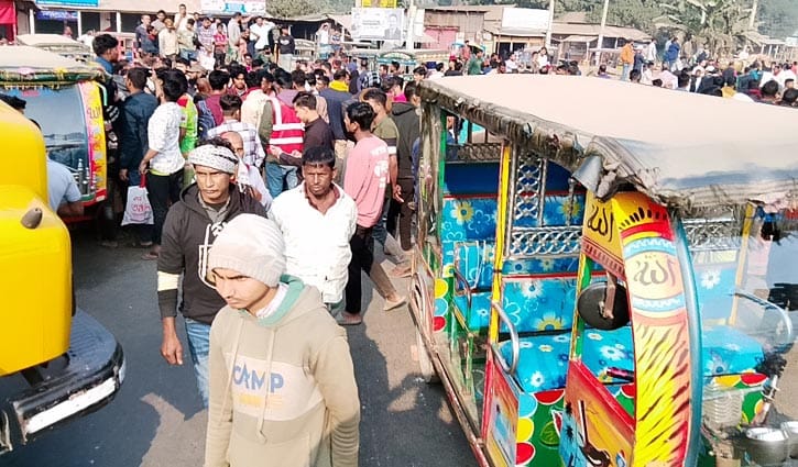 ঢাকা-ময়মনসিংহ মহাসড়কে অটোরিকশা চালকদের বিক্ষোভ