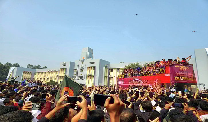ছাদখোলা বাসে বিপিএল ট্রফি নিয়ে রাবি ক্যাম্পাসে শান্ত–মুশফিকরা