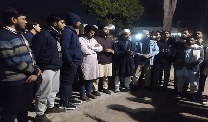 শাকসু নির্বাচন স্থগিতের প্রতিবাদে রাকসুর বিক্ষোভ