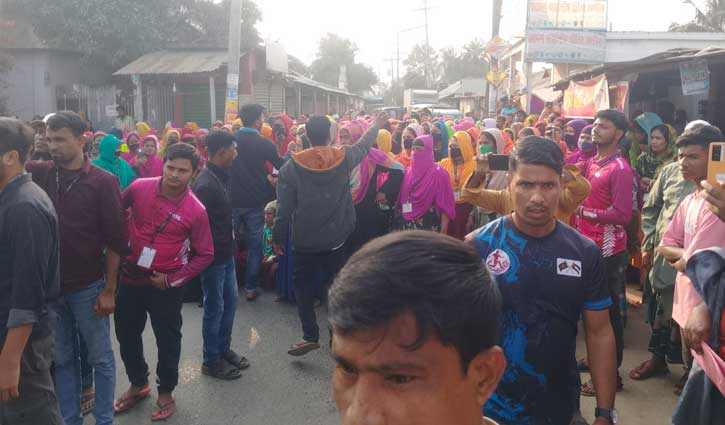 গাজীপুরে বেতনের দাবিতে শ্রমিকদের সড়ক অবরোধ, পুলিশের লাঠিপেটা 