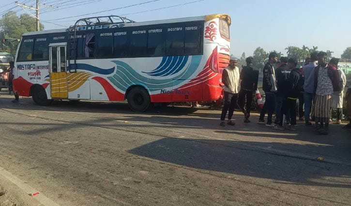 টেকনাফে অটোরিকশায় বাসের ধাক্কা, নিহত ১