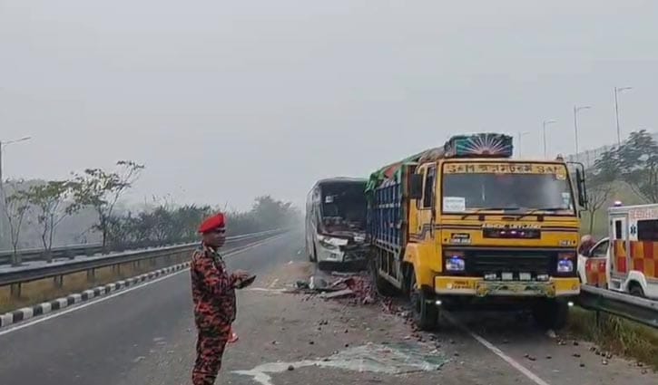 এক্সপ্রেসওয়েতে ট্রাকের পেছনে বাসের ধাক্কায় নিহত ১