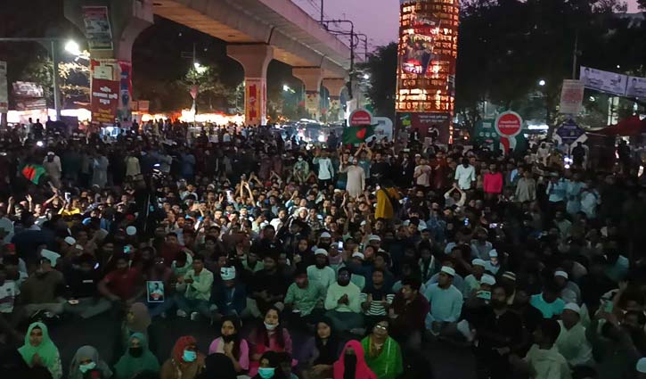 হামলার প্রতিবাদ ও হাদি হত্যার বিচার দাবিতে শাহবাগ অবরোধ