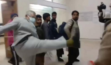 সাংবাদিককে লক্ষ্য করে লাথি মারলেন বিআরটিএর সাবেক কর্মকর্তা
