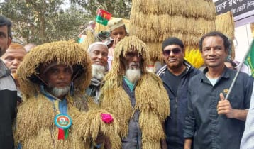 ১৩ কেজি ধানের শীষ গায়ে জড়িয়ে জনসভায় চা বিক্রেতা