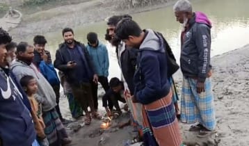 হাতিয়ায় খাল পাড়ে গ্যাসের সন্ধান, আগুন ধরিয়ে পরীক্ষা স্থানীয়দের হাতিয়ায় খাল পাড়ে গ্যাসের সন্ধান, আগুন ধরিয়ে পরীক্ষা স্থানীয়দের