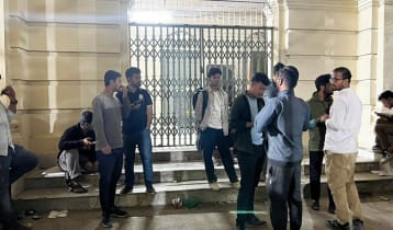 বিশেষ বৃত্তি ইস্যুতে জবিতে বিক্ষোভ, অবরুদ্ধ উপাচার্য বিশেষ বৃত্তি ইস্যুতে জবিতে বিক্ষোভ, অবরুদ্ধ উপাচার্য