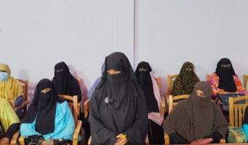 দাঁড়িপাল্লার প্রচারে মহিলা জামায়াতের কর্মীদের বাধা