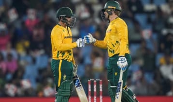 ডি ককের সেঞ্চুরিতে এক ম্যাচ আগেই সিরিজ প্রোটিয়াদের