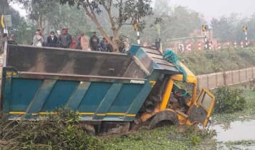 নওগাঁয় ডাম্প ট্রাকের ধাক্কায় নিহত ৫  